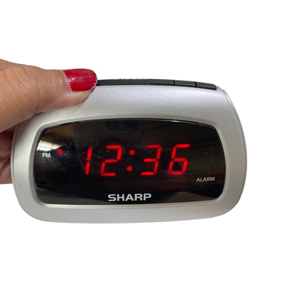 Sharp SPC085 Small Digital Alarm Clock With 9v Battery Backup and Snooze Button - Picture 2 of 6